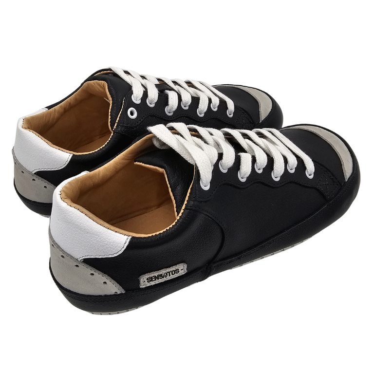 RE - Zapatilla A2. Negra con Blanco ♻️