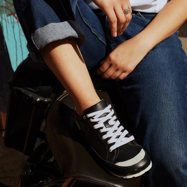 RE - Zapatilla A2. Negra con Blanco ♻️